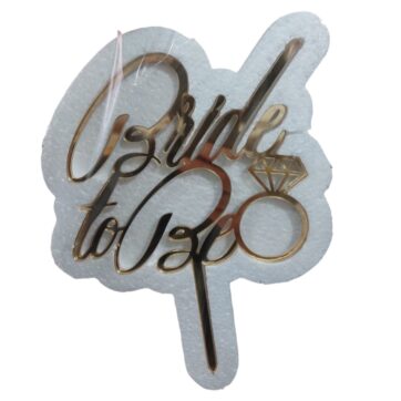 Cake Topper con scritta Bride to Be colore oro.