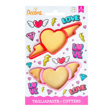 Set di 2 tagliapasta cuore con ali e cuore con freccia.