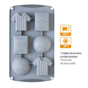 Stampo in silicone tema calcio con 6 cavità Dim. Cav. Campo 5 x 7 x 2,5 h cm. Pallone ø 7 x 2,5 h cm. Maglietta 7,5 x 7 x 2,5 h cm.