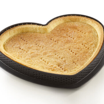 Tarte Ring Amore 205x190 h 20 mm di Silikomart Professional รจ l'anello in materiale termoplastico composito, indeformabile, adatto allโuso in forno che consente di realizzare una crostata a forma di cuore 205 x 190 h 20 mm.